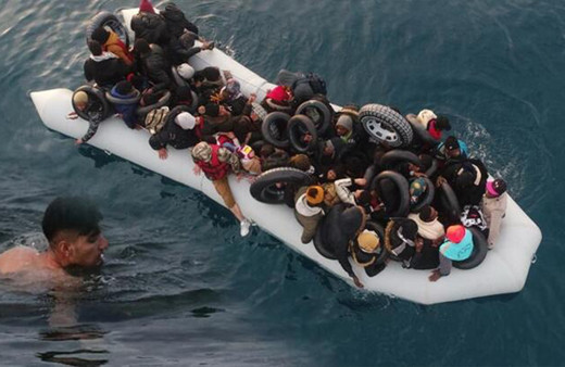 Midilli yakınlarında 48 kişilik sığınmacı teknesi alabora oldu! Bir çocuk öldü