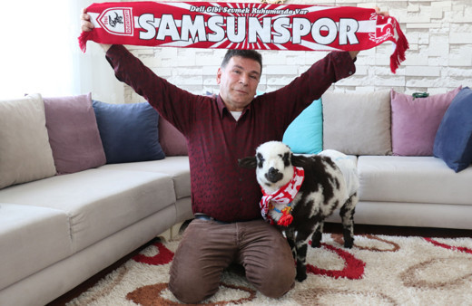 Yanından ayırmadığı kuzusuyla maça gitti dışarı çıkarıldı