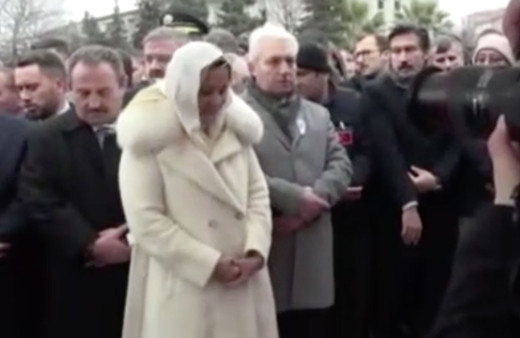 İYİ Partili Aylin Cesur'dan şehit cenazesinde skandal hareketler