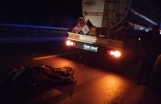 Aydın'da yol kenarında yürüyen bir kişiye akaryakıt tankeri çarptı