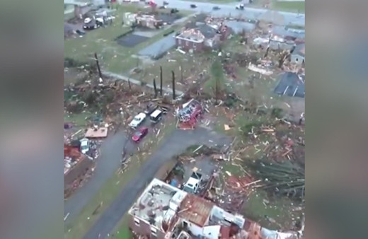 ABD'deki hortum her yeri yıktı geçti! Uçaklar ters döndü