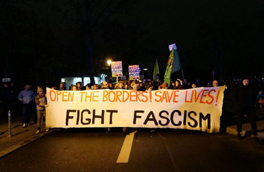 Almanya'da binlerce kişi 'mültecilere kapıları açın' diye sokağa çıktı