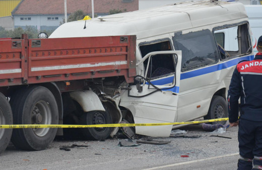 Manisa'daki zincirleme kazada can pazarı yaşandı