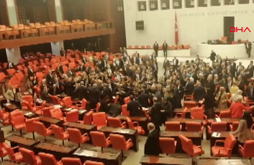 Meclis'te yumruklu kavga çıktı! Yaralanan milletvekilleri var şok görüntüler