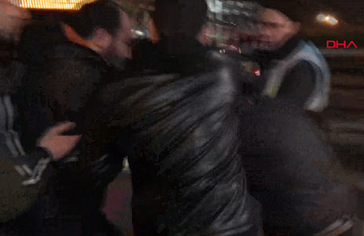 İstanbul'da metrobüste kadın tacizci var diye bağırdı! Tacizciyi haşat ettiler