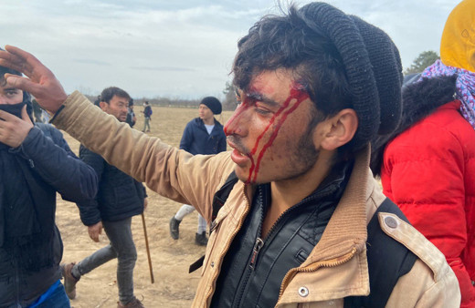 Yunan askeri mültecilere ateş açtı hamile kadına sopalarla dayak attılar