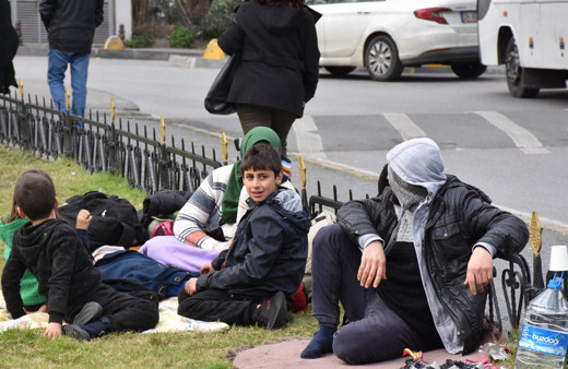 Vatan Caddesi'nde göçmenler çimlerde yatıp kalkıyor otobüs bekliyor