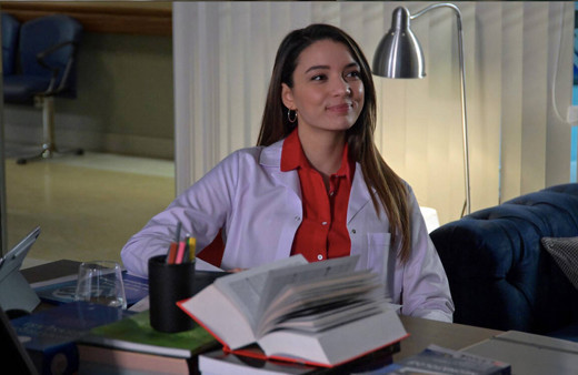 Hekimoğlu'ndaki Doktor Zeynep iç çamaşırsız poz verdi yorumlar fena