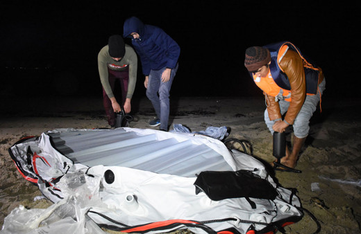 Mülteciler botları şişirip Yunanistan'a doğru yola çıktılar işte o anlar ilk kez görüntülendi