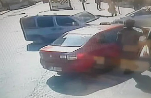 Esenyurt'ta otostupçu bindiği otomobil çaldı! İşte o anlar