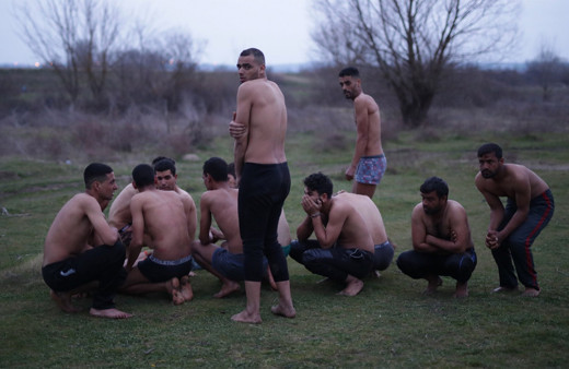 Yunan polisi Suriyelileri dövdükten sonra paralarını alıp yarı çıplak sınırdan attı
