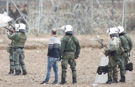 Mültecilerden gaz bombasına karşı pet şişeden önlem