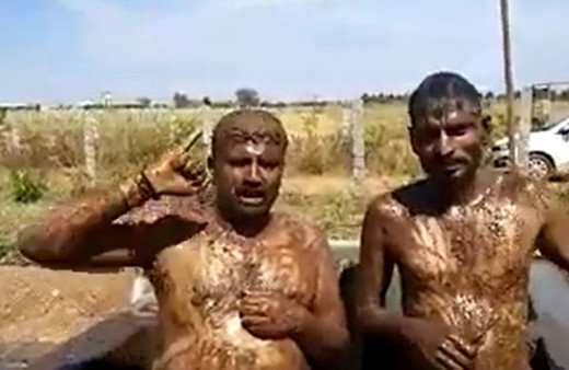 Hindistan’da koronavirüs endişesiyle ineğin dışkıyla duş alıyorlar