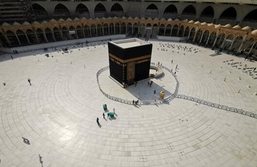 Ölümcül virüs yüzünden kapatılan Kabe yeniden ibadete açıldı