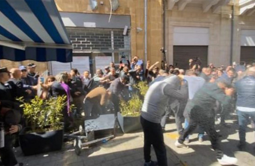 Rum yönetimi kapıları kapattı! Eylem yapan Kıbrıslı Türklere biber gazı sıktı