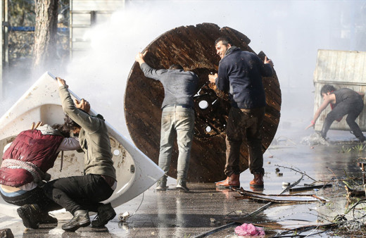 Yunanistan mültecilere vahşette sınır tanımıyor gaz tazyikli su mermi