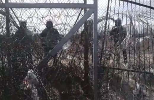 Yunan askerleri Halk TV kameramanı Yavuz Dönmez'i plastik mermilerle hedef aldı