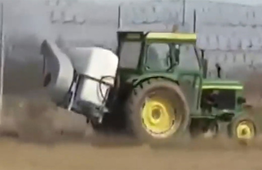 Yunan tarafından sınırdaki göçmenlerin üzerine traktörle tarım ilacı sıkıldı