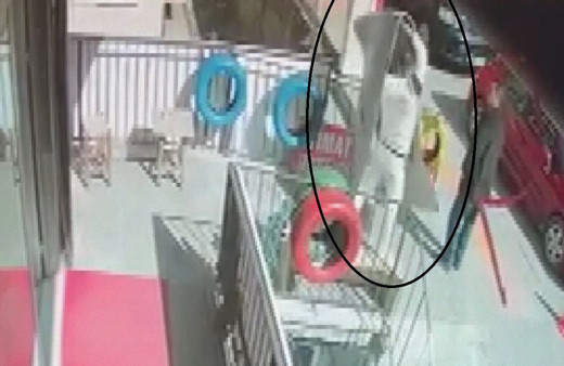 Çankırı'da çiçekçi dükkanının önündeki gencin üzerine halı düştü