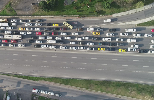 İstanbul Küçükçekmece’de 3 kilometrelik yolu 1 saatte alıyorlar