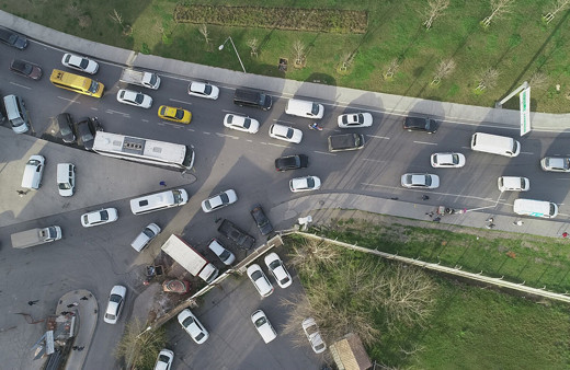 İstanbul Küçükçekmece’de 3 kilometrelik yolu 1 saatte alıyorlar