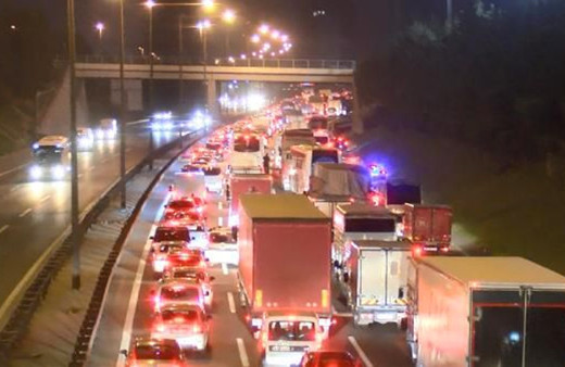 TEM'de sabah trafiğini kilitleyen kaza! Otomobil bariyere ok gibi saplandı