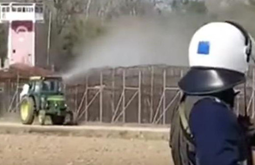 Yunan çiftçiler mültecilere tarım ilacı sıktı