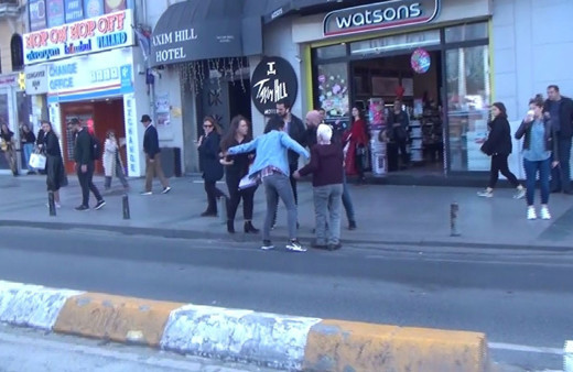 Taksim'de tacize uğradığını iddia eden kız sinir krizleri geçirdi!