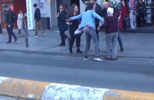 Taksim'de 87 yaşındaki adamdan taciz rezilliği kız sinir krizleri geçirdi