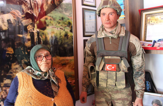 Trabzon'da şehit annesi evlat hasretini balmumu heykeliyle gideriyor!