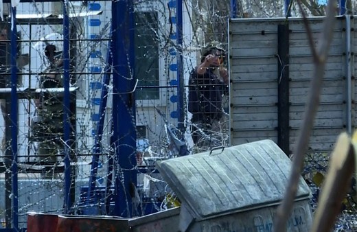 Yunan askeri sığınmacılara sapanla taş attı