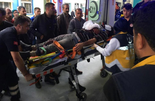 Adana'da işçileri taşıyan minibüs kaza yaptı: 3 ölü 14 yaralı