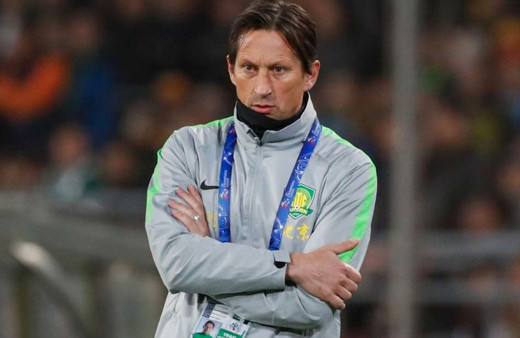 Roger Schmidt resmen PSV'de