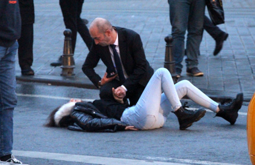 Taksim Meydanı'nda taksinin çarptığı kadının elini bir an olsun bırakmadı