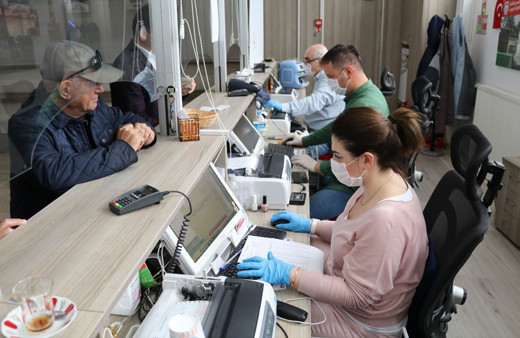 Yalova Belediyesi çalışanları maskeli ve eldivenli hizmet vermeye başladı