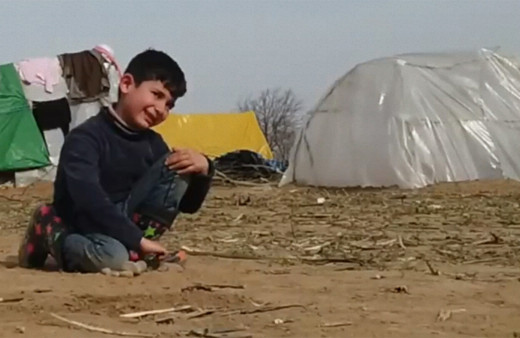 Yunanistan sınırında taşlarla oynayan mülteci miniğe Kızılay'dan sürpriz