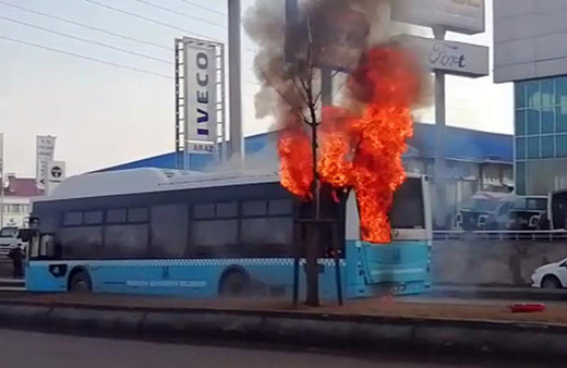 Belediye otobüsü, seyir halinde alev aldı