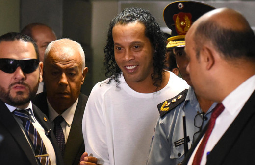 Ronaldinho serbest bırakıldı! Evrakta sahtecilikten tutuklanmıştı