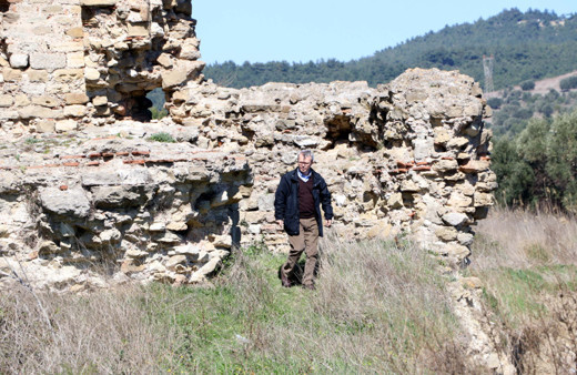 Çanakkale'de 2 bin yıllık antik kenti soymaya kalkan defineciyi profesör yakaladı