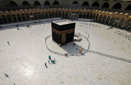 Kabe’de Cuma namazı tavaf alanının dışında kılındı