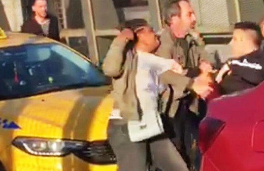 Nijeryalı kadın taksiciyi herkesin içinde dövdü kimse durduramadı