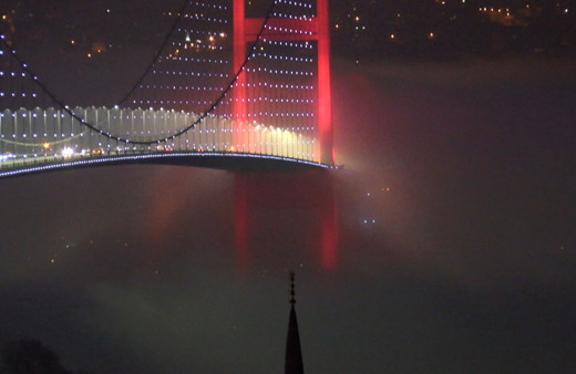  İstanbul'da sis etkili oluyor köprü görünmez oldu