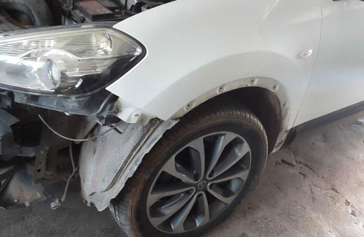 Çekicinin yoldan kaldırdığı aracını dağılmış halde buldu