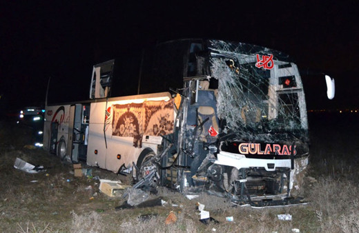 Son dakika yolcu otobüsü tıra arkadan çarpı onlarca yaralı var