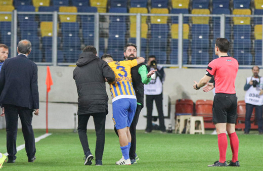 Sedat Ağçay’ın sol elmacık kemiği ve yan göz kemiği kırıldı