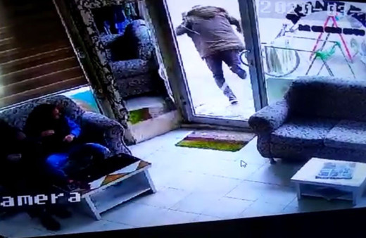 Adıyaman'da tıraş olan kişi fark etmediği cam kapıyı kırarak dışarı çıktı!