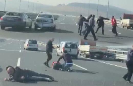 Otobanda kaza sonrası tekme ve yumruklar konuştu işte o görüntüler