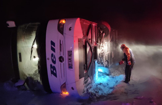 Afyonkarahisar'da otobüs yolcularla birlikte yan yattı