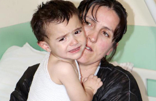 Alevlerin içine dalıp minik kızını kurtardı