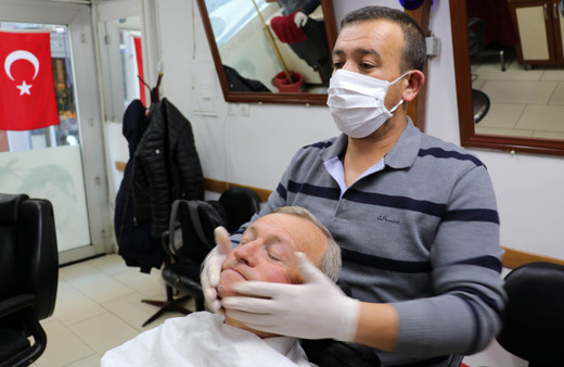 Edirne'de berberlerden maskeli ve eldivenli hizmet